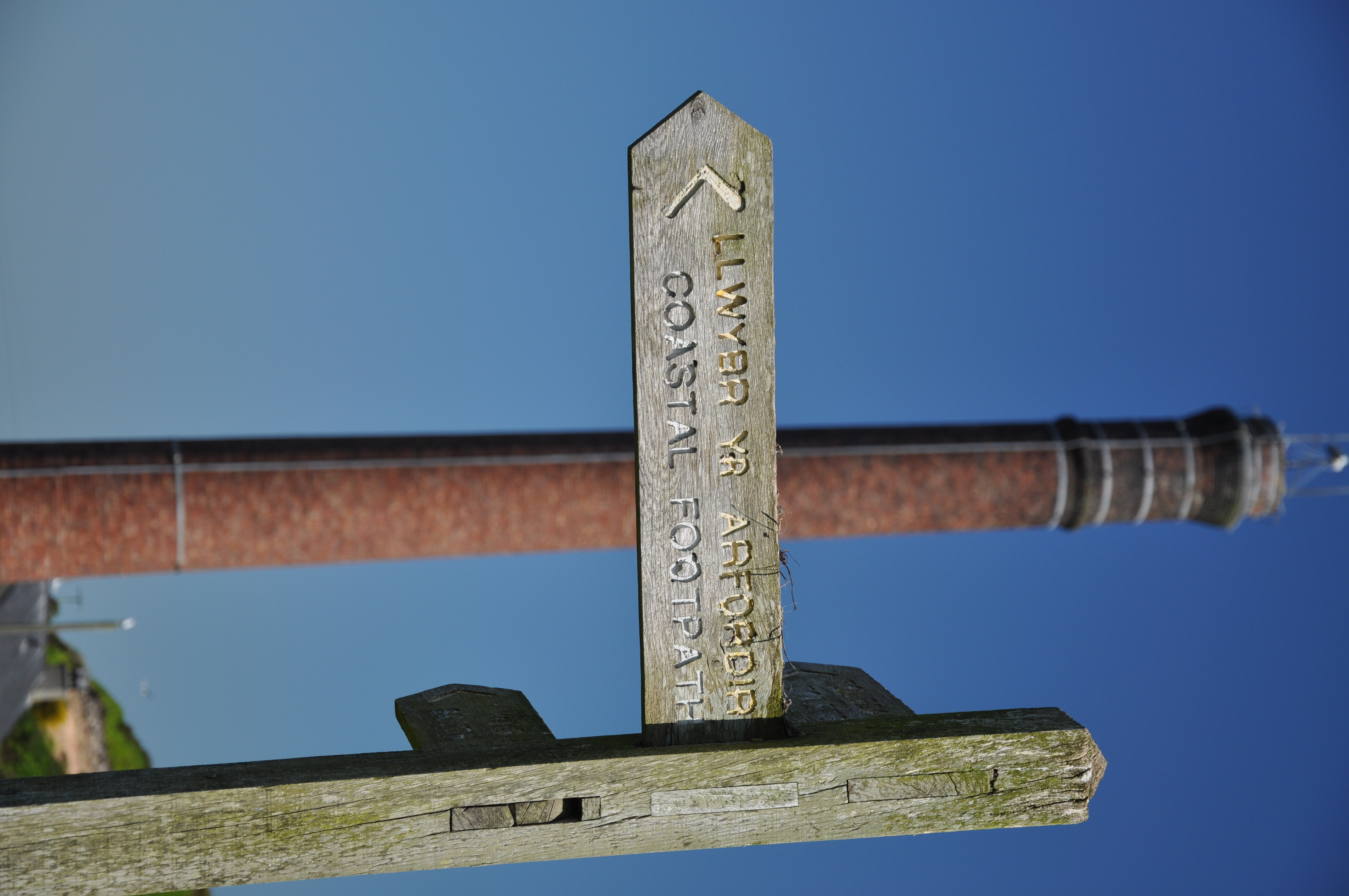 Finger post showing footpath and breakwater park chimney