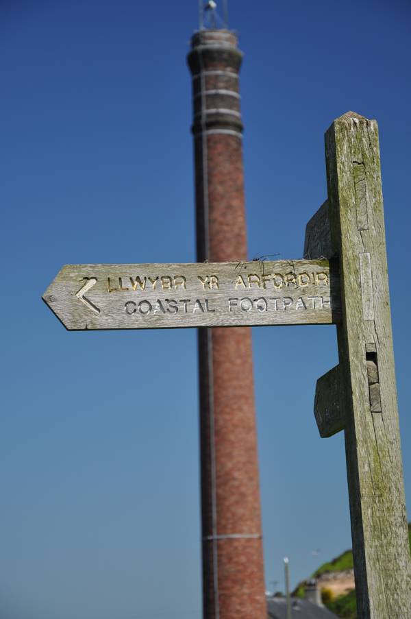 Finger post showing footpath and breakwater park chimney